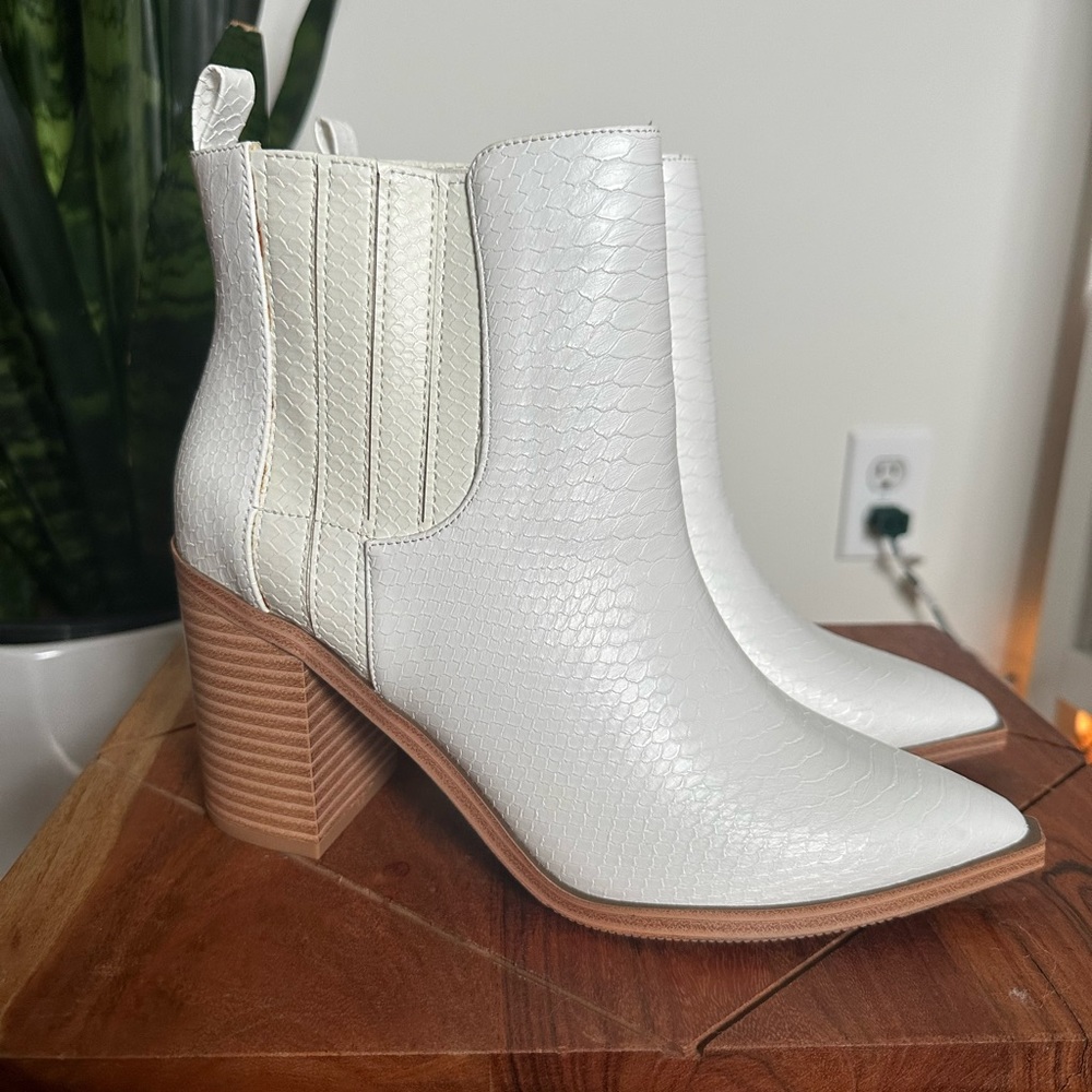White faux snake skin heeled cowgirl booties. Never worn. Super cute and trendy!